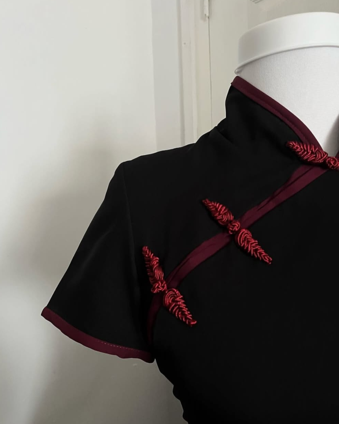 The black Majesty Chinese-style top without sleeve