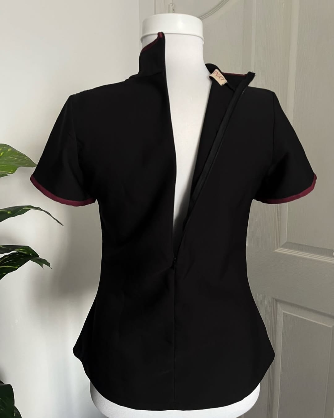 The black Majesty Chinese-style top without sleeve