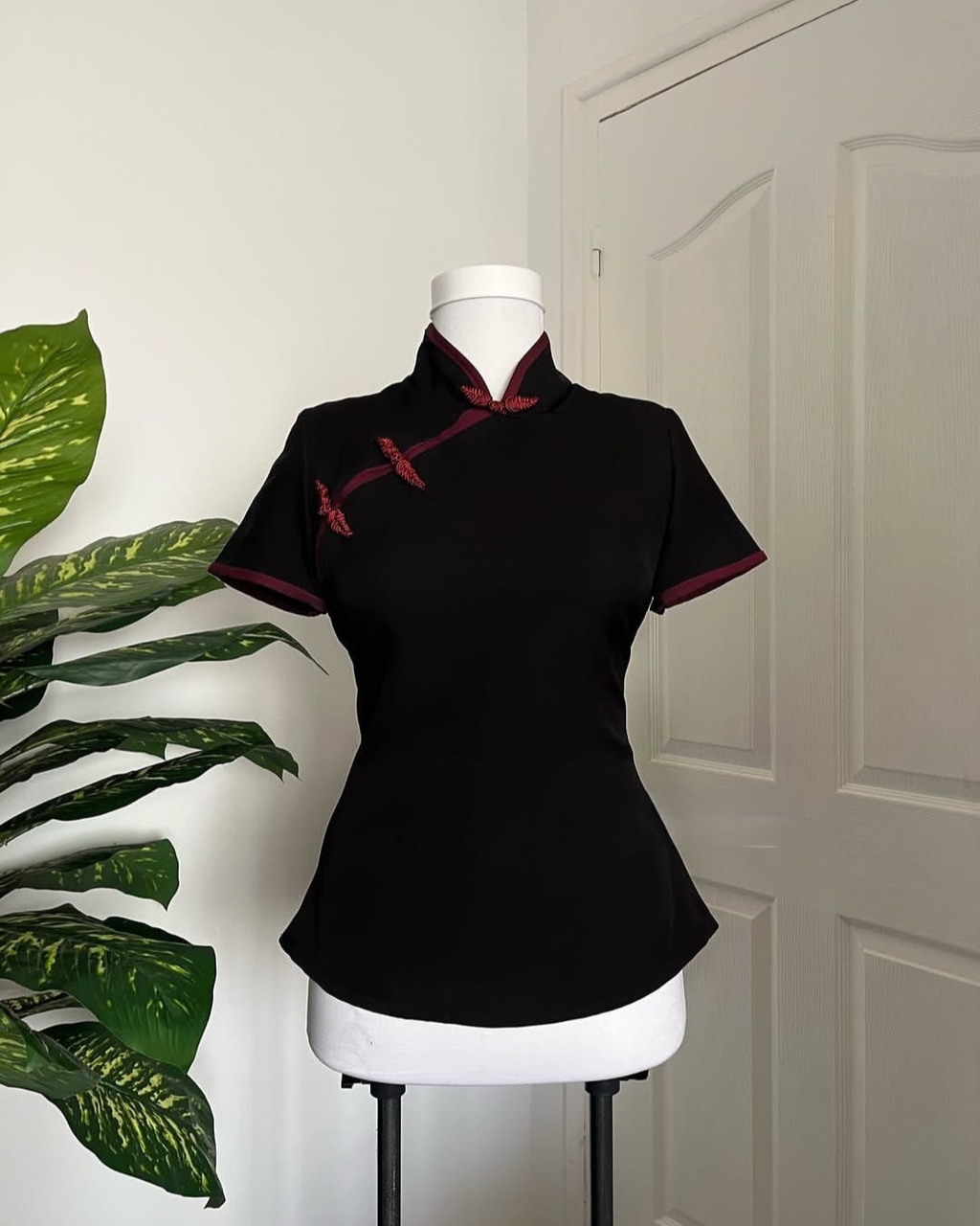 The black Majesty Chinese-style top without sleeve