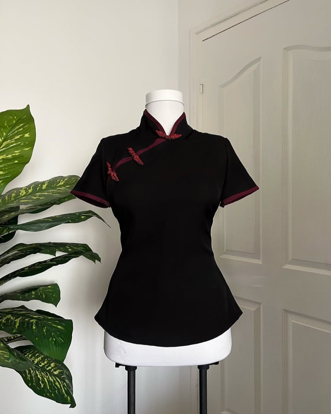 The black Majesty Chinese-style top without sleeve