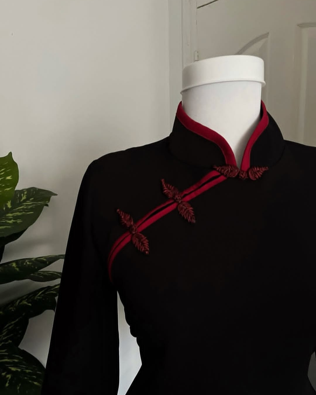 The black Majesty Chinese-style top with sleeve