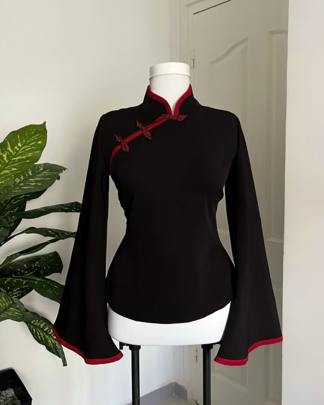 The black Majesty Chinese-style top with sleeve